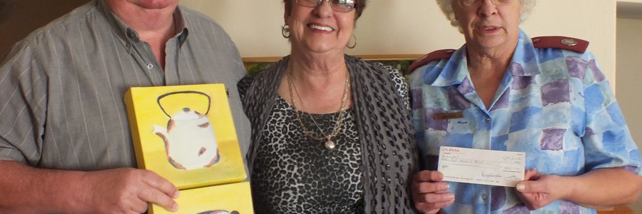 Vlnr is John van Rooyen, Ivy van Huyssteen en Linda Meyer tydens die oorhandiging van Ivy en die Lions se bydrae tot die basaar